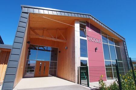 Construction du groupe scolaire d’Amancey avec label BEPOS – Structure et bardage en bois local (sapin du Jura)